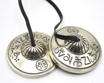 Piatti Tingsha Luna Piena da 8 cm con corda in pelle - Campanelli Yoga - Tingsha in bronzo con suono sacro curativo. Realizzati a mano e spediti dal Nepal.