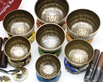 Set di 7 ciotole tibetane intagliate con mantra completo - Ciotole per meditazione nepalese con suono curativo - Terapia di bilanciamento dei chakra, consapevolezza con custodia per il trasporto