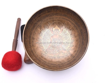 Ciotola tibetana da 9 pollici realizzata a mano - Ciotola per meditazione con suono e terapia intagliata con figure di Buddha e mantra, con percussione a cuscino a mazza