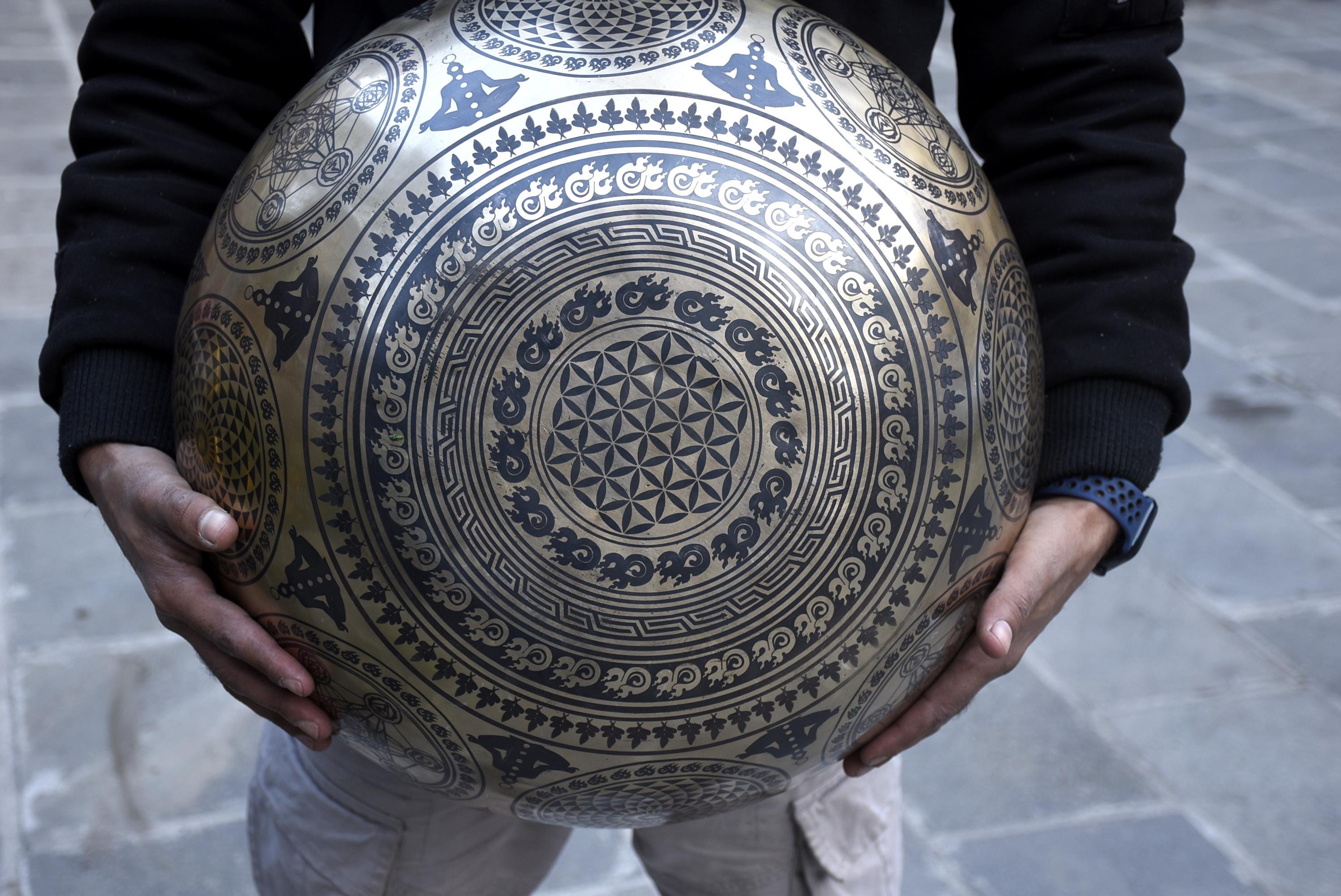 16インチの大型シンギングボウル。仏陀の足が彫られ、立つように彫られ