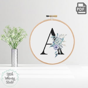 Uma letra inicial do monograma verde-azulado roxo floral botânico, berçário de menina moderno padrão de ponto cruz contado PDF download digital a1002