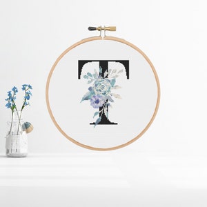 T Inicial Monograma Letra Teal Roxo Botânico Floral, Bebê Menina Berçário Moderno Contado Padrão de Ponto Cruz PDF Download Digital a1002