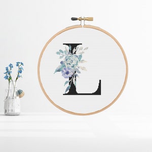L Inicial Monograma Letra Teal Roxo Botânico Floral, Bebê Menina Berçário Moderno Contado Padrão de Ponto Cruz PDF Download Digital a1002