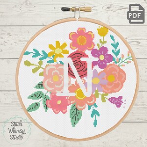 N inicial monograma carta flores bebê menina berçário moderno ponto cruz padrão floral buquê pdf download digital instantâneo a1005