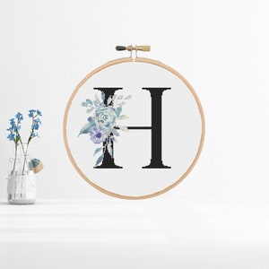 H Inicial Monograma Letra Teal Roxo Botânico Floral, Bebê Menina Berçário Moderno Contado Padrão de Ponto Cruz PDF Download Digital a1002