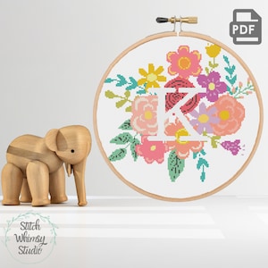 K inicial monograma letra floral rosa roxo floral, berçário de menina moderno padrão de ponto cruz de contagem pdf download digital a1005