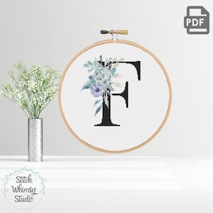 F Inicial Monograma Letra Teal Roxo Botânico Floral, Bebê Menina Berçário Moderno Contado Padrão de Ponto Cruz PDF Download Digital a1002