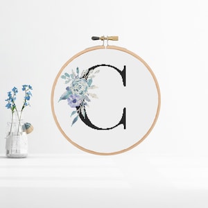 C Inicial Monograma Letra Teal Roxo Botânico Floral, Bebê Menina Berçário Moderno Contado Padrão de Ponto Cruz PDF Download Digital a1002