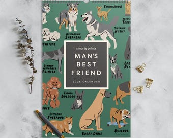 Può includere: Un calendario 2026 con illustrazioni di varie razze canine, tra cui un Husky Siberiano, un Bulldog Francese e un Alano, su sfondo verde. Il calendario è intitolato "MAN'S BEST FRIEND" e include il logo Smarty Prints.