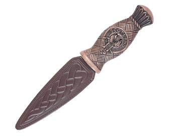 Scotland Crest Vêtement de jour Sgian Dubh avec poignée en résine brune et étui en cuir véritable | Skean Dhu | Dague écossaise | Cadeau de mariage |