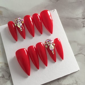 Vermelho e cristais / Unhas postiças / Beleza por Melanie