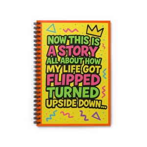 Può includere: Quaderno a spirale con copertina giallo brillante. La copertina mostra il testo "NOW THIS IS A STORY ALL ABOUT HOW MY LIFE GOT FLIPPED TURNED UPSIDE DOWN..." in lettere multicolori, con forme geometriche e una corona.