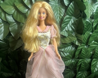 Zeitlose Eleganz - 1999 Barbie Prinzessin mit rosa und weißem Kleid
