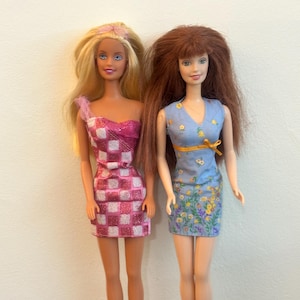 Set di 2 bambole Barbie vintage anni &#39;90: Barbie Pretty Flowers del 1999 e Barbie bionda in abito rosa