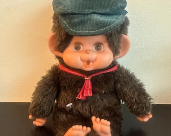 Muñeco de peluche vintage estilo Monchhichi con gorro de pana: juguete coleccionable inspirado en los años 80