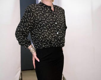Bluzka w kwiaty w kolorze czarnym w stylu vintage – półprzezroczysta koszula z długim rękawem – odpinane poduszki na ramiona – elegancki top z lat 80. i 90.