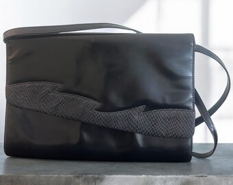 Bolso vintage negro con detalle de piel de serpiente sintética y correa larga