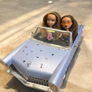 Vintage MGA Bratz Blue Cadillac 2002 With FM Radio and 2 Bratz