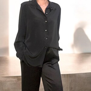 Vintage Schwarze Bluse mit Gesticktem Kragen und Juwelenknöpfen - Elegantes Langarmtop