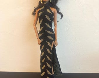 Muñeca Barbie Nikki articulada con vestido negro y dorado de abertura alta: ideal para coleccionar o jugar.
