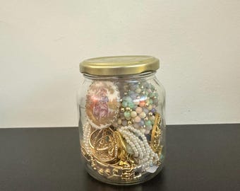 Barattolo portagioie vintage accuratamente selezionato / Oltre 30 pezzi / Mix di gioielli a sorpresa a tema oro / Barattolo del tesoro unico nel suo genere / Regalo per gli amanti dei gioielli