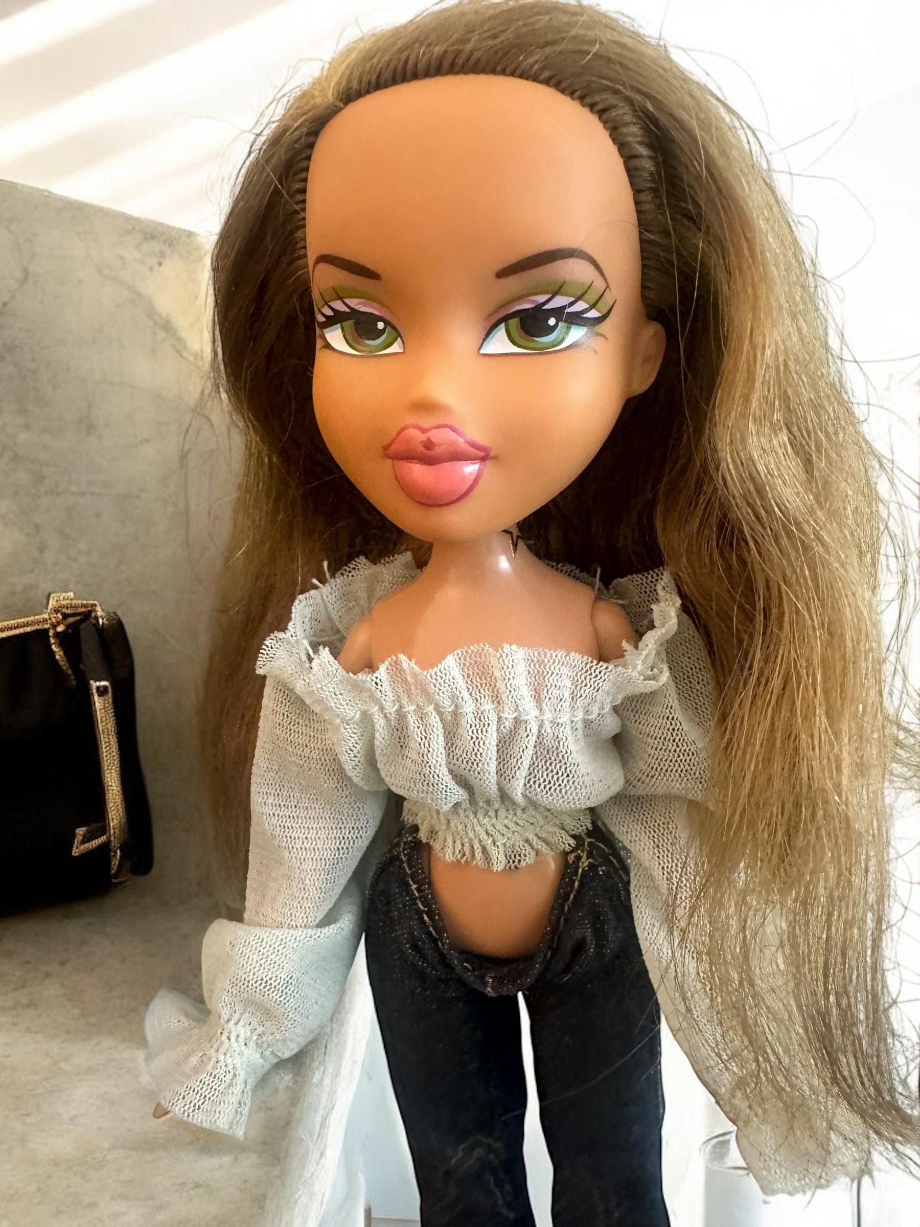 Vintage MGA Bratz Blue Cadillac 2002 With FM Radio and 2 Bratz