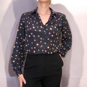 Vintage Marine Tupfen-Bluse - Bunt gepunktetes Langarm-Shirt - Leichte, durchgeknöpfte Bluse - Retro-Stil der 80er 90er Jahre