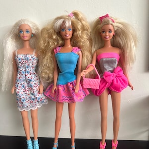 Lotto di 3 bambole Barbie vintage anni &#39;90 – Abiti e accessori misti