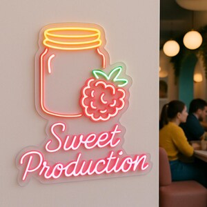 Letrero de neón de tienda de jugos, mermeladas y purés. Iluminación de tiendas de procesamiento de bayas. Decoración de neón "Producción dulce".
