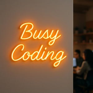 Neonreclame met de tekst "Busy Coding". Kantoorverlichting. LED-reclame voor op kantoor. Cadeau-idee voor programmeurs. Neondecoratie met de tekst "Busy Coding".