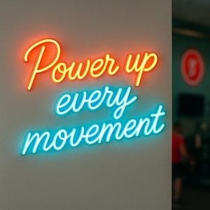 Op de afbeelding: Een aan de muur gemonteerd neonbord met de woorden "Power up" in oranje en "every movement" in blauw. Het bord is in een cursief lettertype en is gemonteerd op een lichtgrijze muur. Het bord bevindt zich in een sportschool of fitnessstudio.