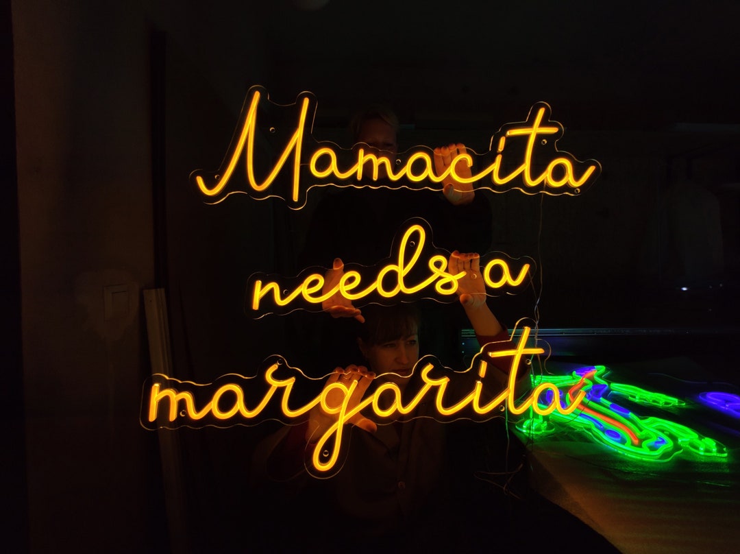 Mamacita нуждается в неоновой вывеске маргарита, неоновом свете бара 