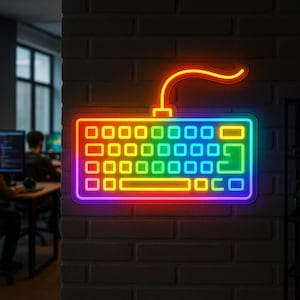 Könnte beinhalten: Ein Neon-Schild in Form einer Tastatur mit einem Regenbogenverlauf über den Tasten. Das Schild ist in einer hellen Neonfarbe umrandet und hat ein Kabel, das sich von oben erstreckt. Das Schild ist an einer dunklen Backsteinmauer befestigt.