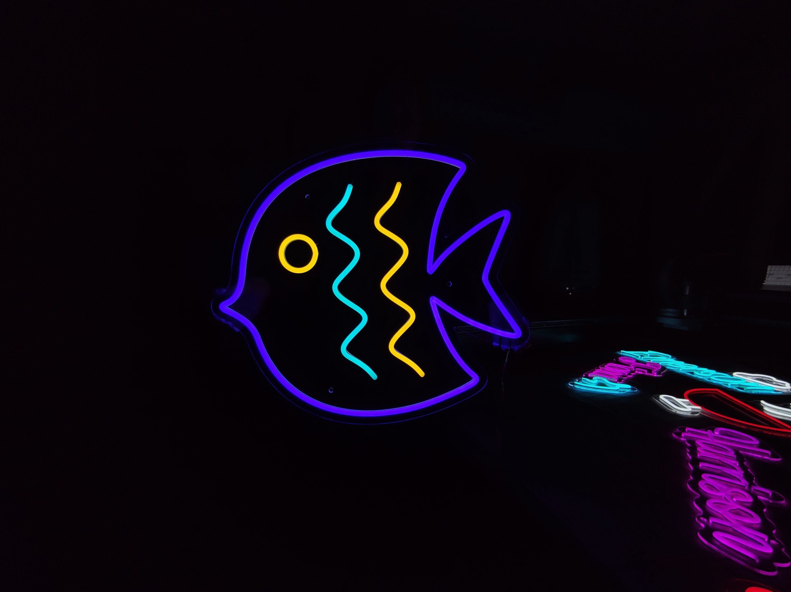 魚の形をしたネオンサイン　ネオンライト 魚のネオンサイン、熱帯魚のLEDサイン、ペットショップの装飾用LED