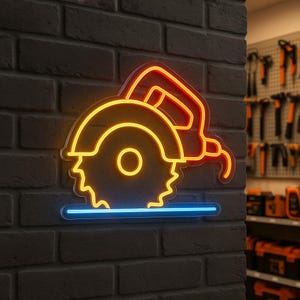 Può includere: Un cartello al neon a forma di sega circolare con una lama gialla e un manico arancione. La sega è su una linea blu, il che suggerisce che stia tagliando un pezzo di legno.