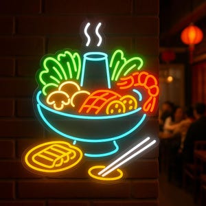 Peut inclure: Enseigne au néon représentant un plat de fondue chinoise avec des légumes, des champignons et des crevettes. L'enseigne est bordée de couleurs vives, avec une assiette de nourriture et des baguettes. Montée sur un mur de briques.