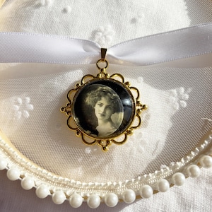 Vintage Gold Bridal Bouquet Charm – Memorial Wedding Bouquet Photo Charm, Custom Keepsake for Bride, Remembrance Pendant