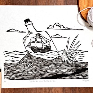 Piratenschiff und Rumflasche Linoldruck Nautische Wandkunst Handgefertigte Linolblock Kunst Piraten-Themen Wohnkultur Rustikale Seeabenteuer Kunst