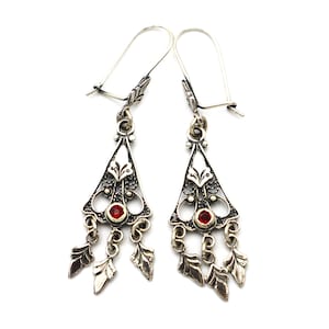 Pendientes de filigrana griega con piedra preciosa de granate