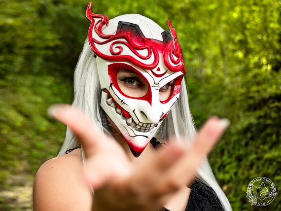 樹脂ハロウィンマスク、サムライマスク、日本の悪魔をテーマにしたゲームマスク コスプレパーティー、コスチュームマスク小道具 ホラーマスク：日本 のプラジナデーモンマスク サムライハーフマスク、ハロウィーンのための伝統的なカブキスタイルのマスカレードハーフ ... 樹脂 日本の侍 鬼 マスク ハロウィン パーティー ゲーム テーマ コスチューム プラジュナ コスプレ マスク 小道具