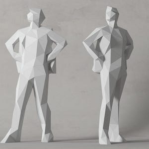以下が含まれることがあります： 両手を腰に当てた2体の白い幾何学的な彫刻。これらの人物像は、鋭角と平らな面を持つ多角形のデザインです。彫刻はニュートラルな灰色の背景に配置されています。