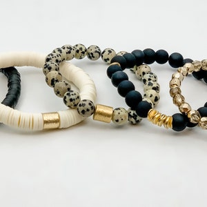 Conjunto de pulseras dálmatas, pila de pulseras negras y doradas, pulsera heishi, pulseras de cuentas negras, cuentas dálmatas, pulseras de otoño, pulseras de invierno