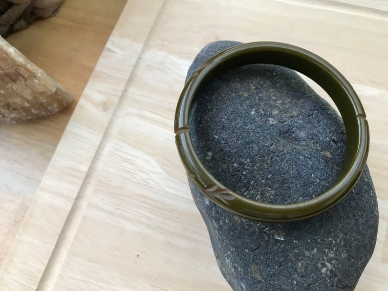 Vintage bakelite jewelry lightly craved dark green bangle bracelet