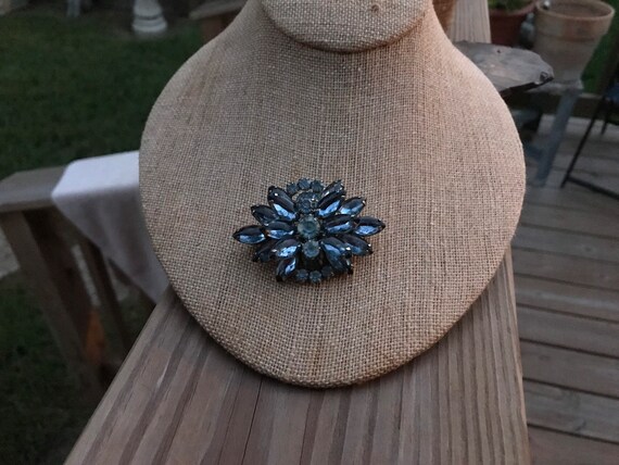 Vintage silver tone metal blue stone brooch - image 3