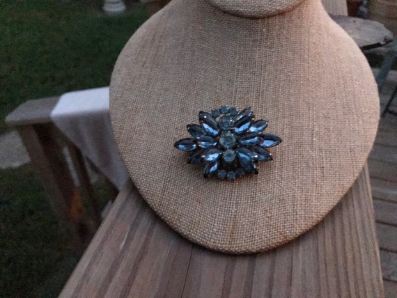 Vintage silver tone metal blue stone brooch - image 8