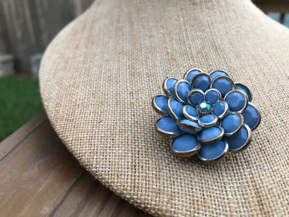 Blue glass flower brooch vintage costume jewelry - image 3