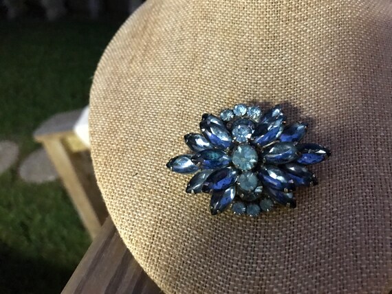 Vintage silver tone metal blue stone brooch - image 5