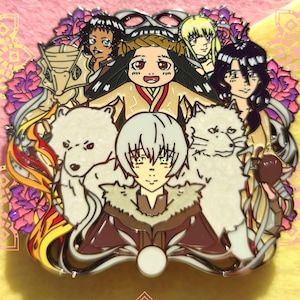 Puede incluir: Un pin de esmalte colorido con personajes de "To Your Eternity". El pin muestra un personaje central con cabello blanco, rodeado de otros personajes y animales. El texto "To Your Eternity" se muestra en la parte superior.