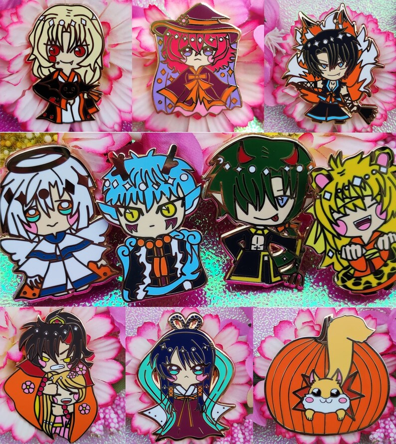 Może przedstawiać: Kolekcja kolorowych emaliowanych przypinek z postaciami w stylu anime. Przypinki prezentują r&oacute;żne wzory, w tym wiedźmę, postać przypominającą lisa i postać z dynią. Każda przypinka ma złoty kontur i żywe kolory.