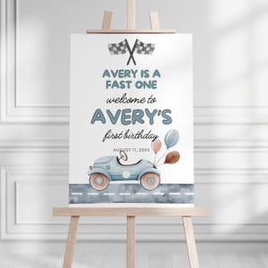 Cartello di benvenuto per il primo compleanno stampato e spedito Fast One, decorazione personalizzata per la festa del primo compleanno, decorazione per auto da corsa, poster personalizzato, schiuma